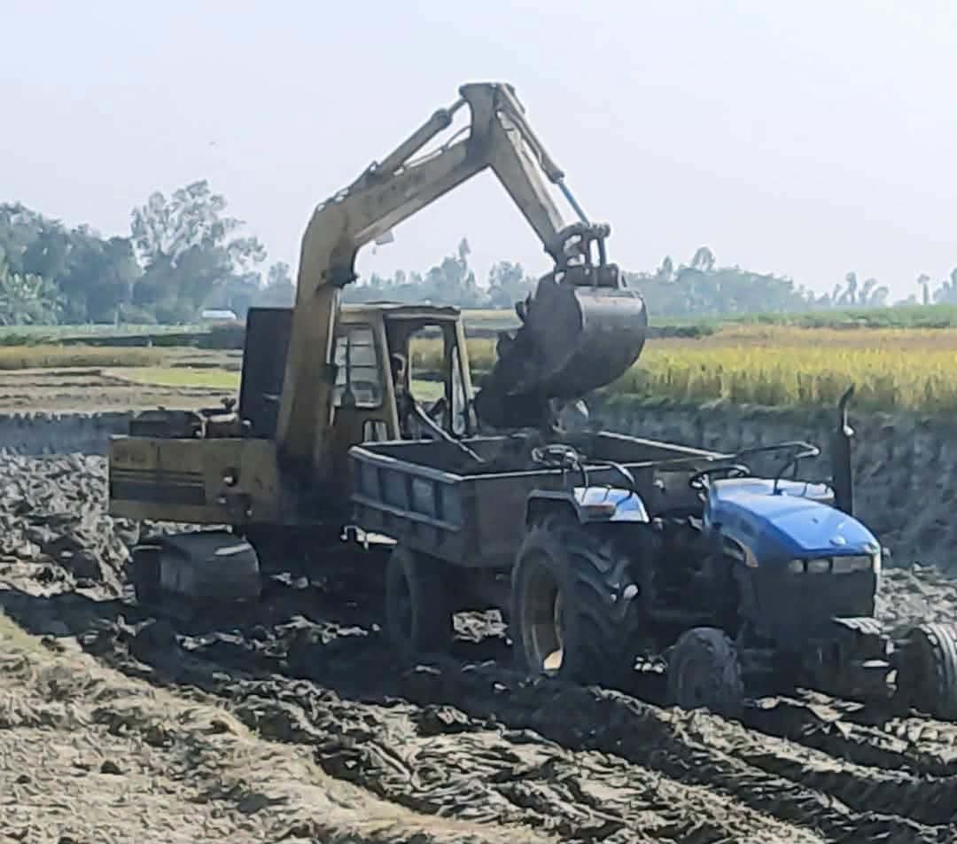 ইসলামপুরে অবৈধ বালু-মাটি উত্তোলন: ঝুঁকিতে ঘরবাড়ি ও ফসলি জমি, প্রশাসন নীরব