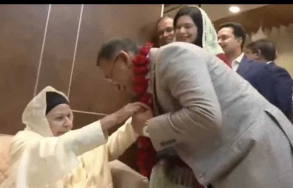 তারেক রহমানকে ফুলের মালা পরিয়ে বরণ করেন শ্বাশুড়ি