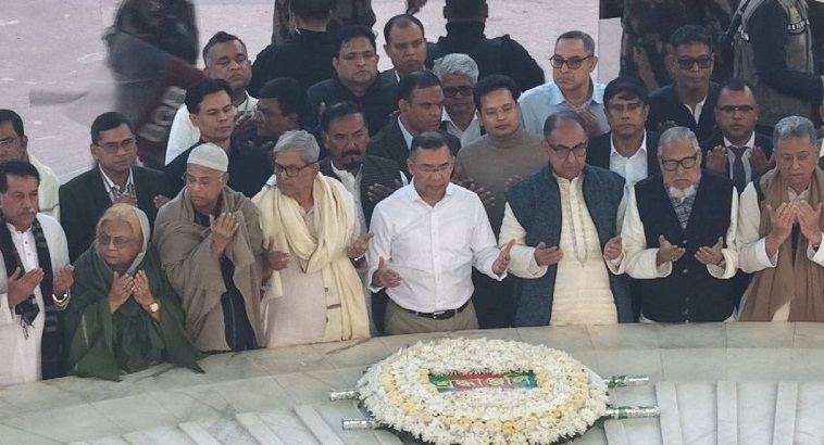 ১৯ বছর পর বাবার কবরের পাশে তারেক রহমান: জিয়া উদ্যানে আবেগঘন পরিবেশ