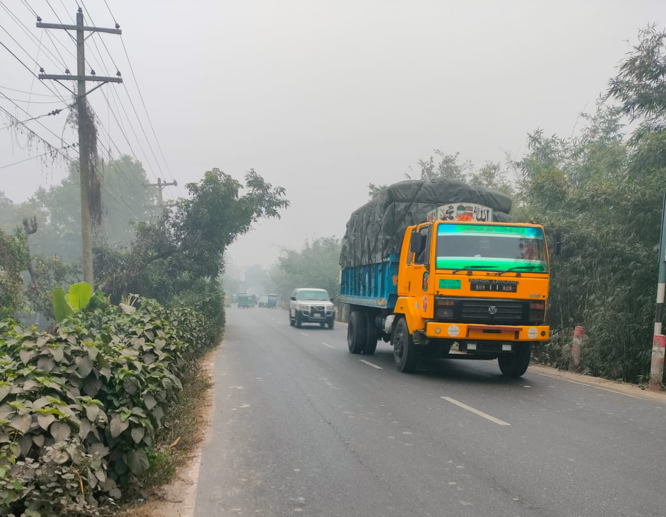 ঢাকায় কুয়াশাচ্ছন্ন শীতের দাপট অব্যাহত, তাপমাত্রা অপরিবর্তিত থাকার আভাস
