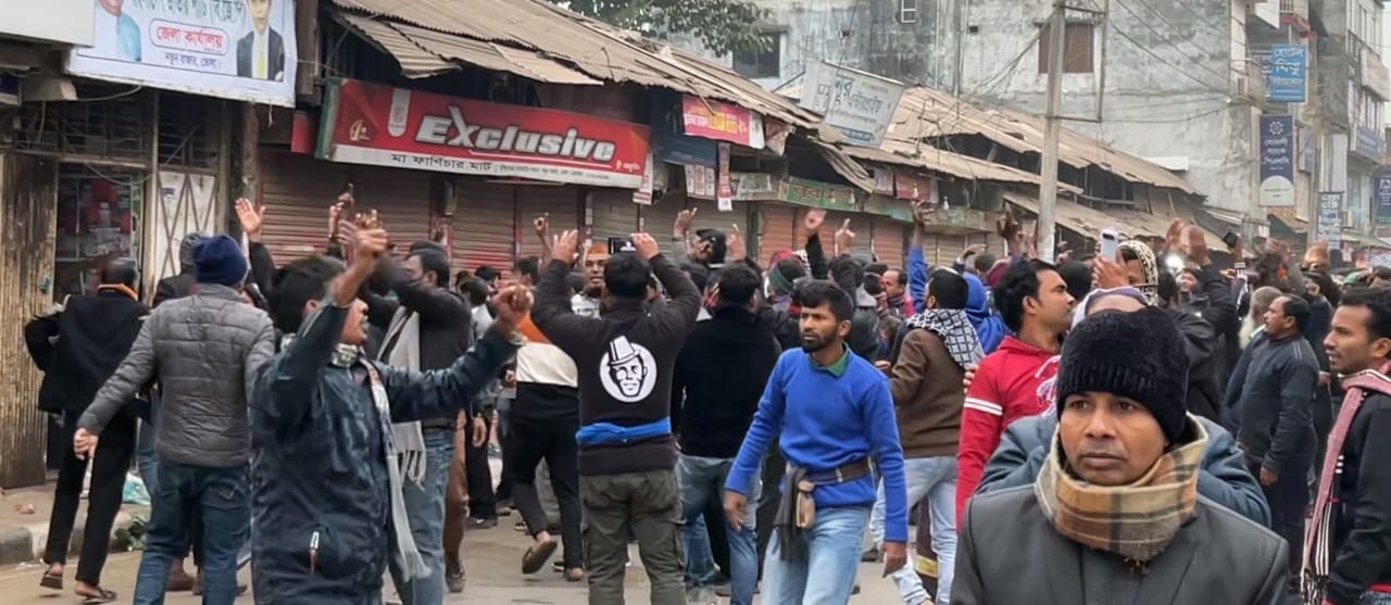 বিএনপির বিক্ষোভ মিছিলে ককটেল বিস্ফোরণ, বিজেপি কার্যালয়ে ভাঙচুর | পুলিশের ফাঁকা গুলি
