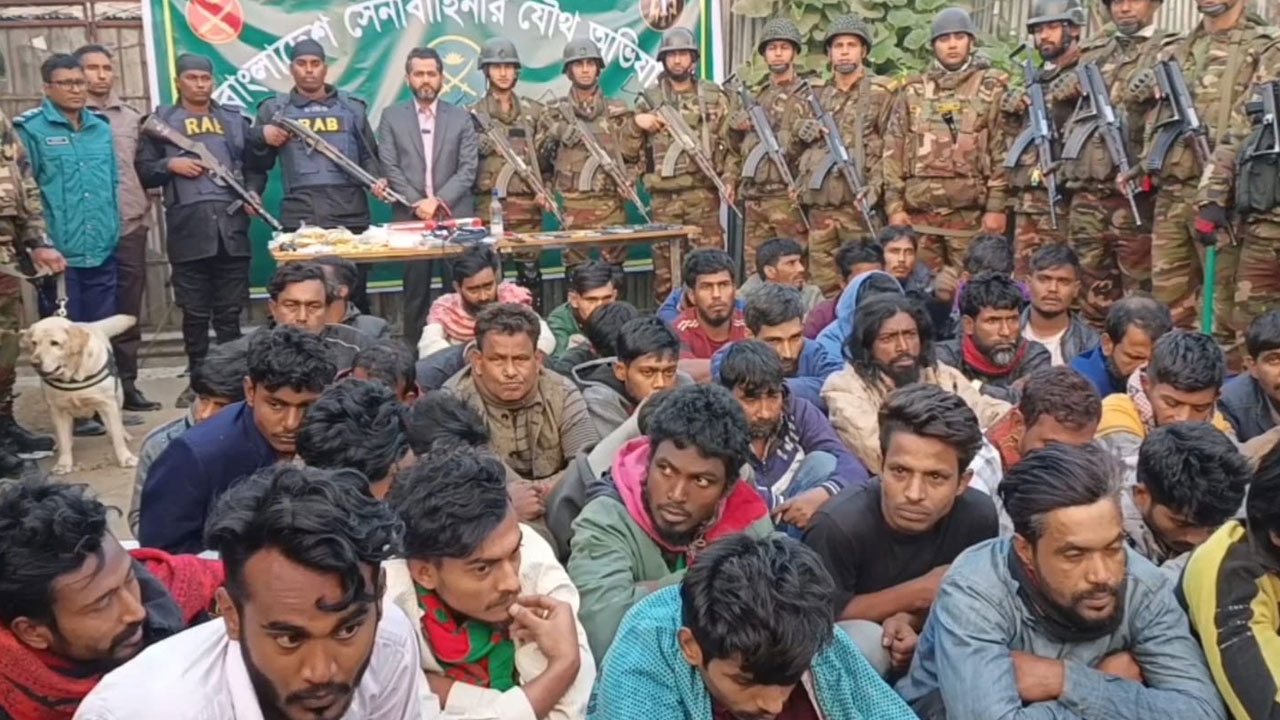 টঙ্গীর দুই বস্তিতে যৌথবাহিনীর সাঁড়াশি অভিযান: অস্ত্র ও মাদকসহ গ্রেপ্তার ৩৫