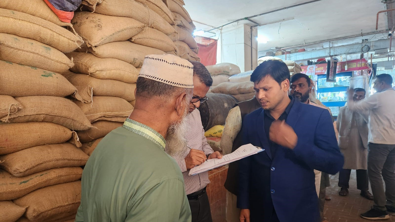 আশুলিয়ায় সরকারি চাল ও আটা বিক্রি: ২ দোকানিকে দেড় লাখ টাকা জরিমানা