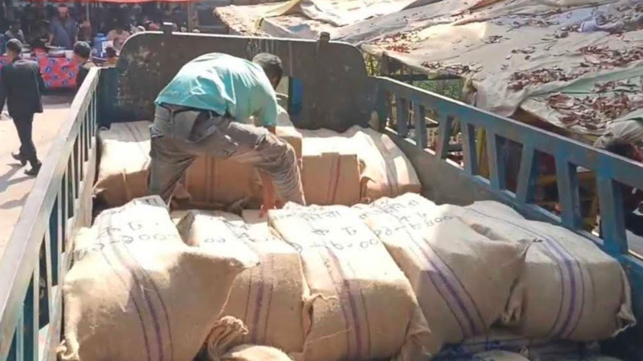 সাতক্ষীরায় পৌঁছেছে ব্যালট পেপার - প্রভাতী নিউজ  - সারাদেশ