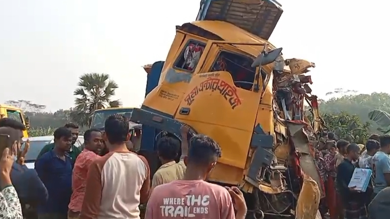 ফরিদপুরের ভাঙ্গায় বাস–ট্রাকের মুখোমুখি সংঘর্ষ, আহত ১৯ - প্রভাতী নিউজ  - সারাদেশ