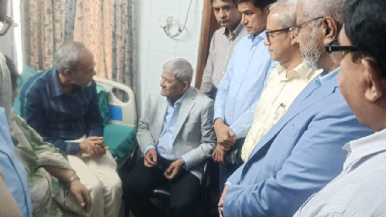 বিএমইউতে ডা. রফিকুল ইসলামের শয্যাপাশে মির্জা ফখরুল - প্রভাতী নিউজ  - রাজনীতি