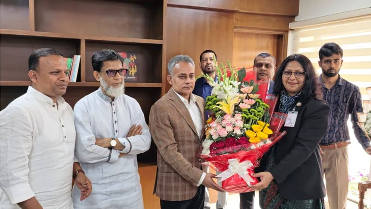 দুর্নীতিমুক্ত জনবান্ধব মন্ত্রণালয় গড়ে তোলাই সরকারের লক্ষ্য : রবিউল আলম - প্রভাতী নিউজ 