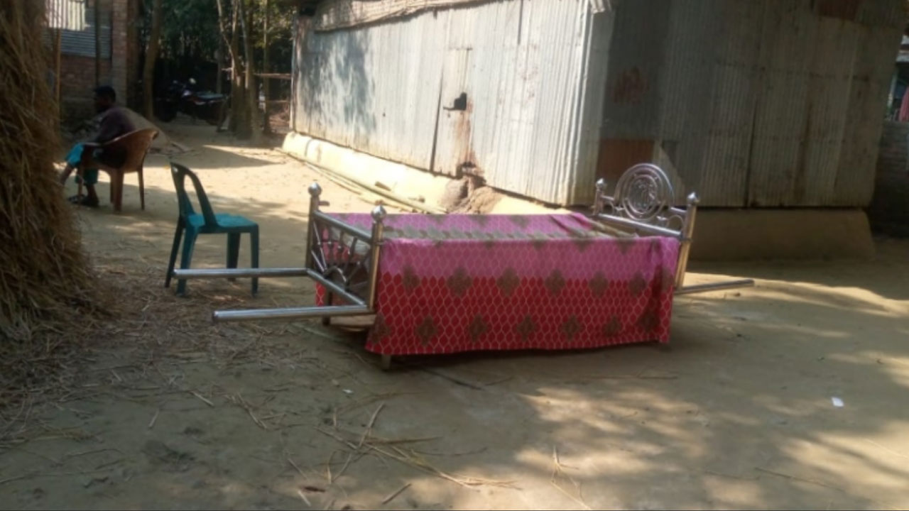 সম্পত্তি ভাগাভাগি শেষে ৩০ ঘণ্টা পর বাবার লাশ দাফন - প্রভাতী নিউজ  - সারাদেশ