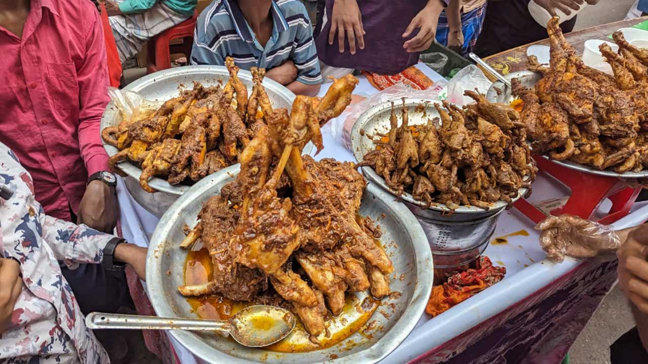 রোজার প্রথম দিনেই চকবাজারের ইফতারির স্বাদ নিতে ভিড় - প্রভাতী নিউজ  - জাতীয়