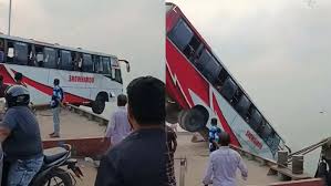 দৌলতদিয়া ঘাটে ফেরিতে ওঠার সময় নদীতে পড়ল যাত্রীবাহী বাস, হতাহতের শঙ্কা - প্রভাতী নিউজ 