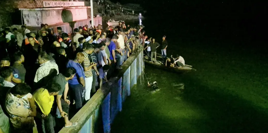 দৌলতদিয়া ঘাটে পদ্মা নদীতে যাত্রীবাহী বাস: ২ নারীর মরদেহ উদ্ধার, নিখোঁজ অনেকে - প্রভাতী নিউজ 