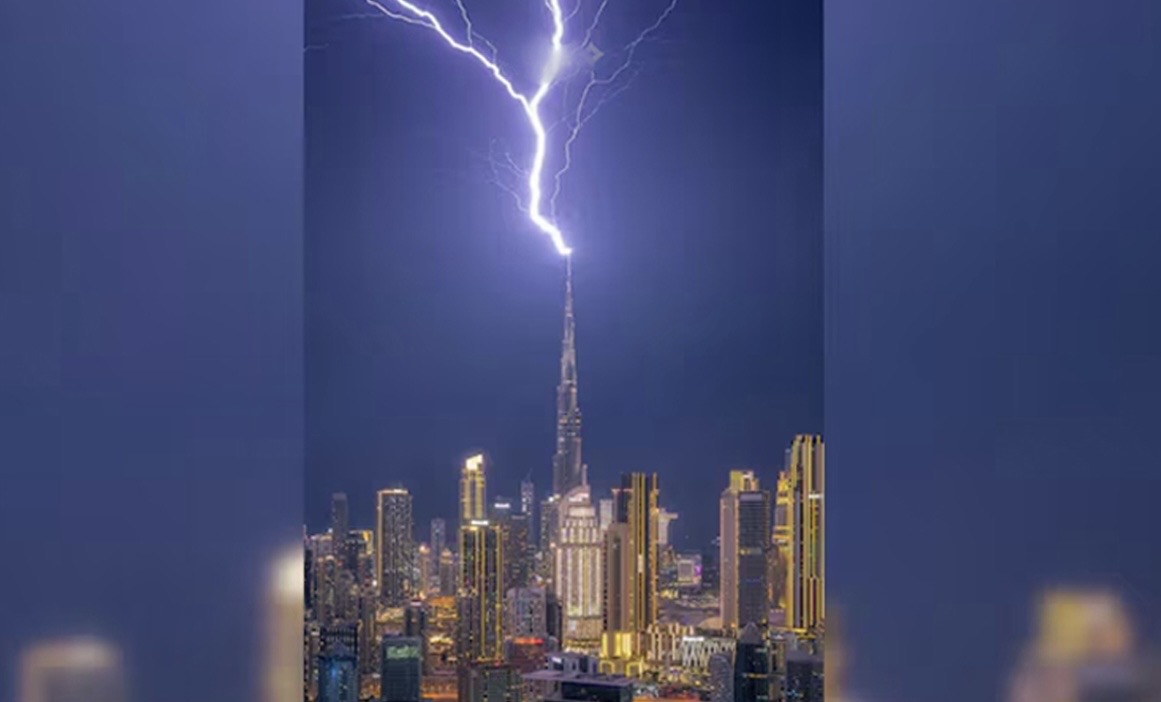 বিশ্বের সর্বোচ্চ ভবন দুবাইয়ের বুর্জ খলিফার উপর ভয়াবহ বজ্রপাত - প্রভাতী নিউজ 
