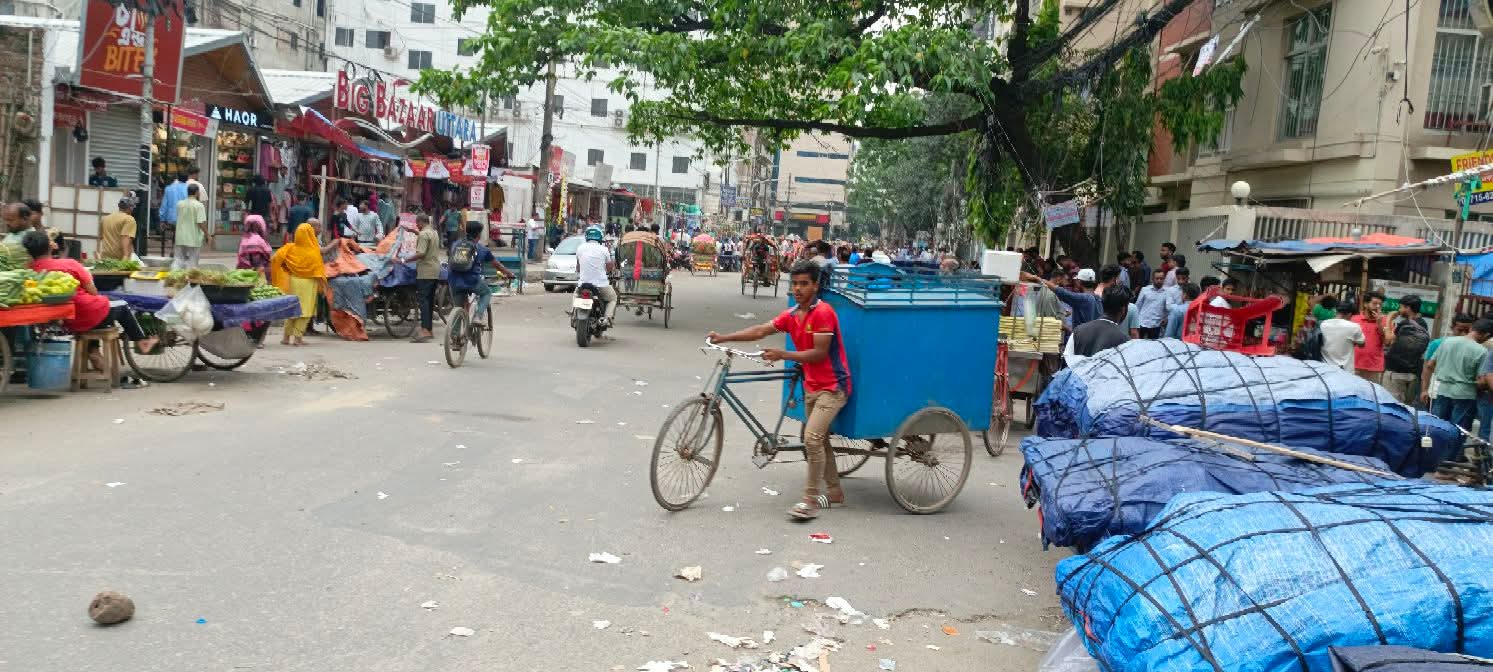 উত্তরা রাজলক্ষ্মী এলাকায় ডিএমপির হকার উচ্ছেদ অভিযান,যে লাউ সেই কদু - প্রভাতী নিউজ 