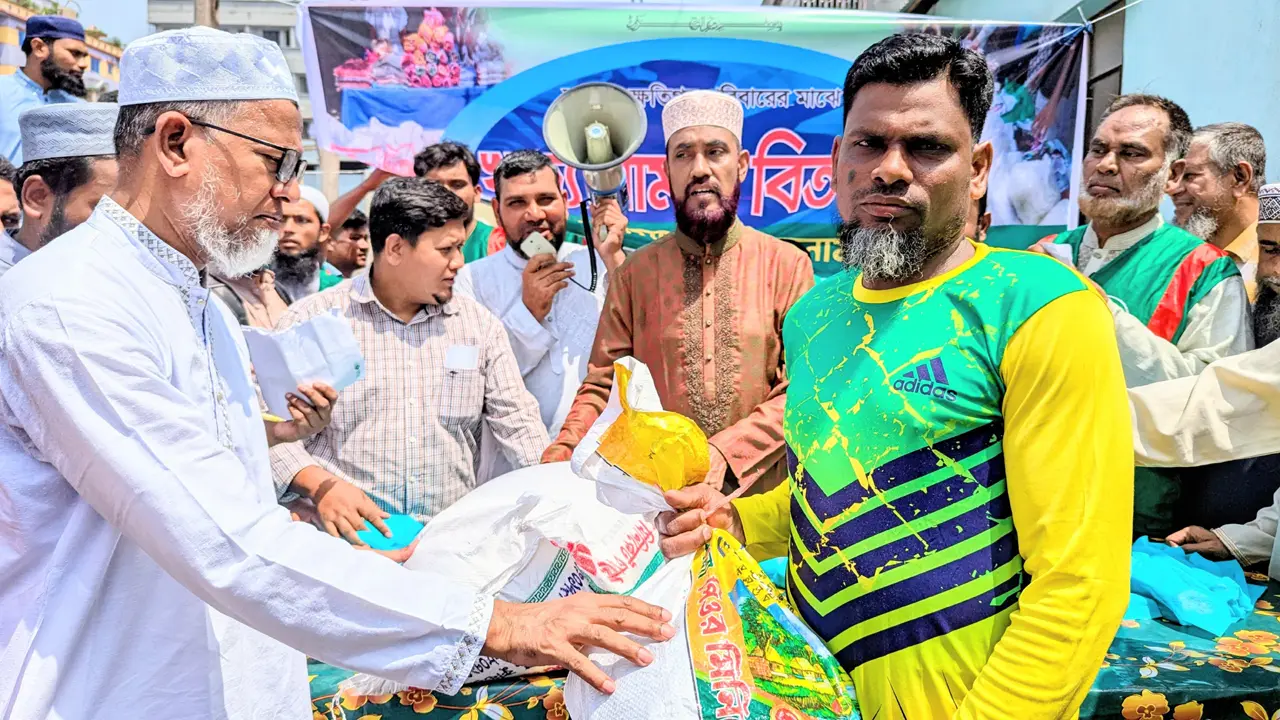 তুরাগে অগ্নিকাণ্ডে ক্ষতিগ্রস্তদের মধ্যে জামায়াতের খাদ্য-বস্ত্র বিতরণ - প্রভাতী নিউজ 