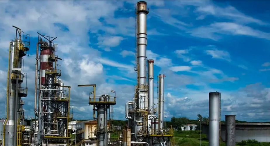 অপরিশোধিত তেলের তীব্র সংকট: বন্ধ হয়ে গেল দেশের একমাত্র শোধনাগার ইস্টার্ন রিফাইনারি - প্রভাতী নিউজ 