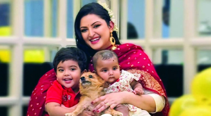 নিজের শাড়ি কেটে সন্তানদের বৈশাখী পোশাক বানালেন পরীমণি - প্রভাতী নিউজ 