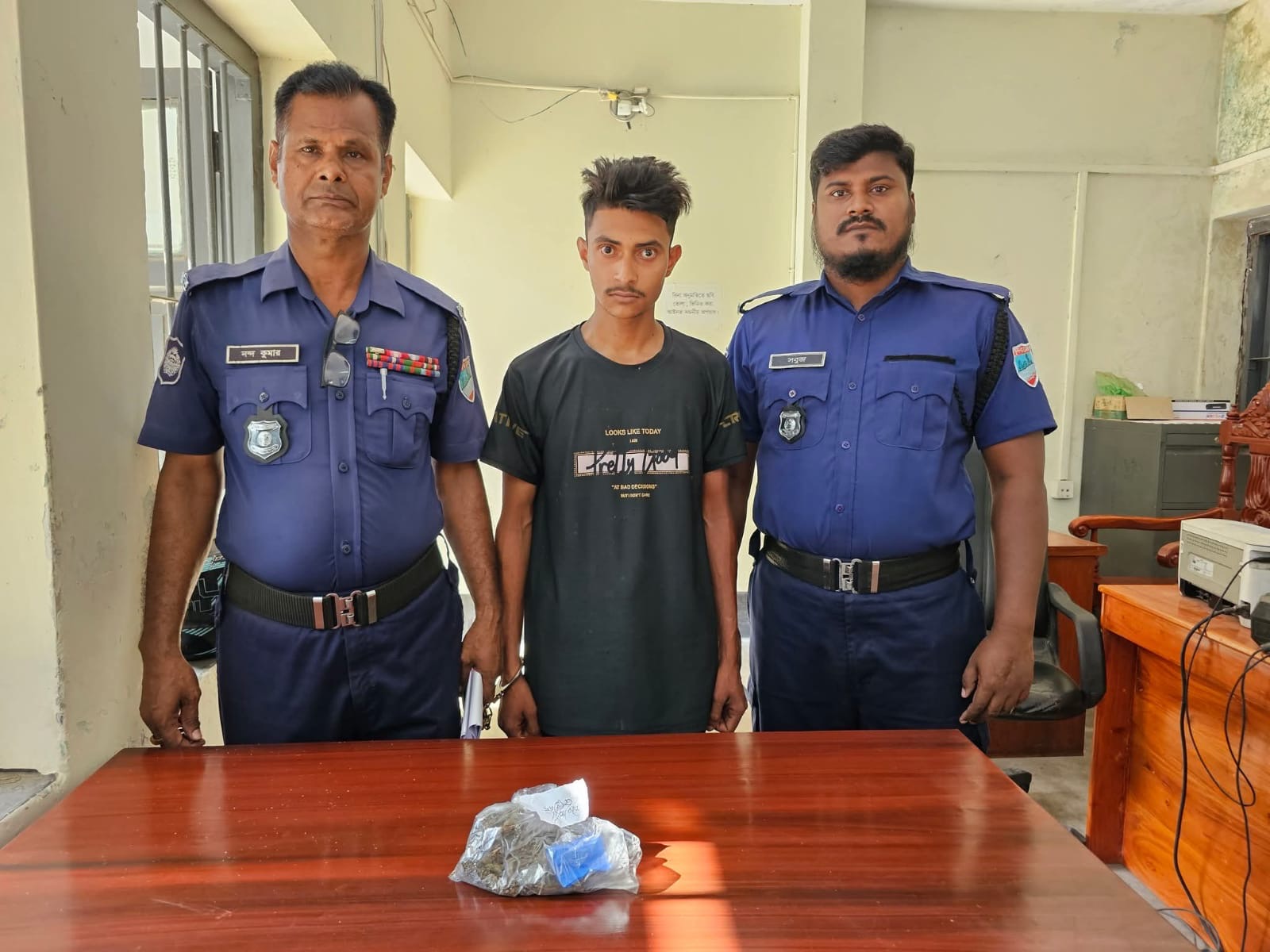 চৌগাছায় পুলিশের বিশেষ অভিযানে ইয়াবা ও গাঁজাসহ যুবক আটক - প্রভাতী নিউজ  - অপরাধ