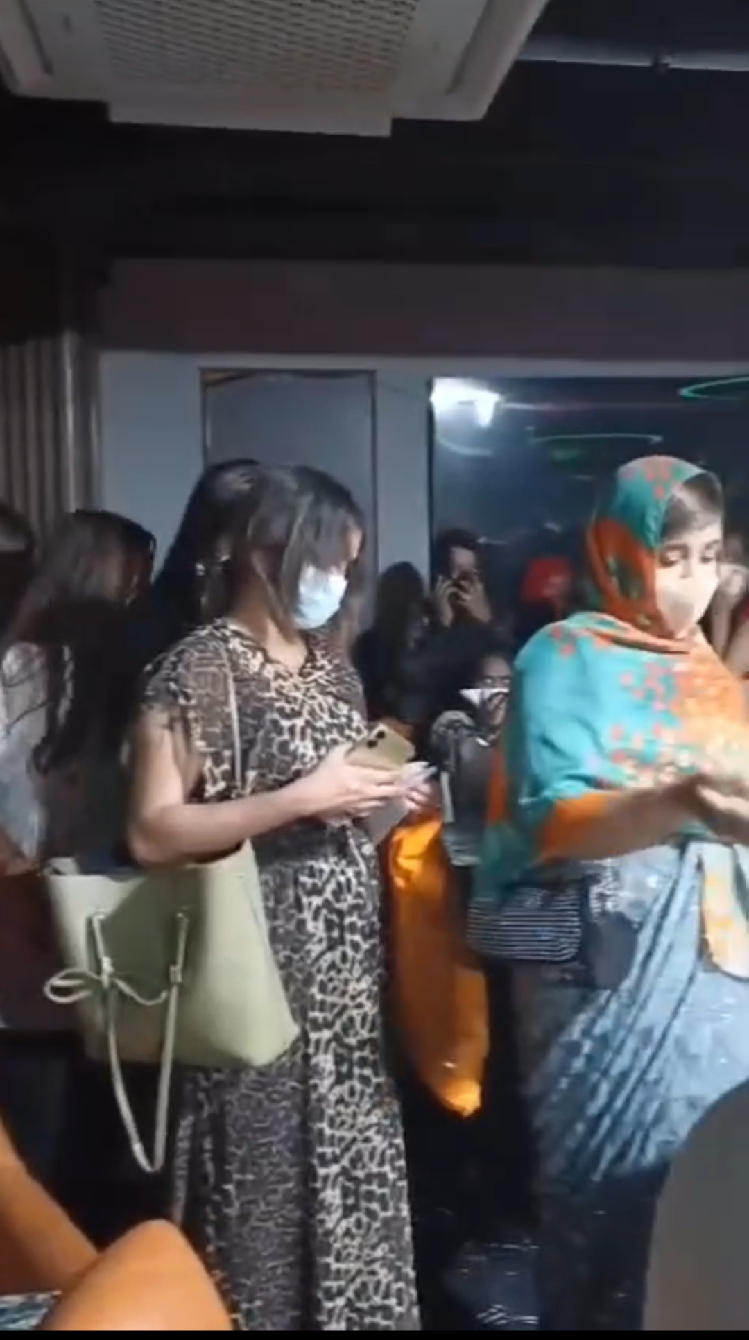 উত্তরায় কম্বে বারে মাজরাতে বেরসিক পুলিশের হানা - প্রভাতী নিউজ 