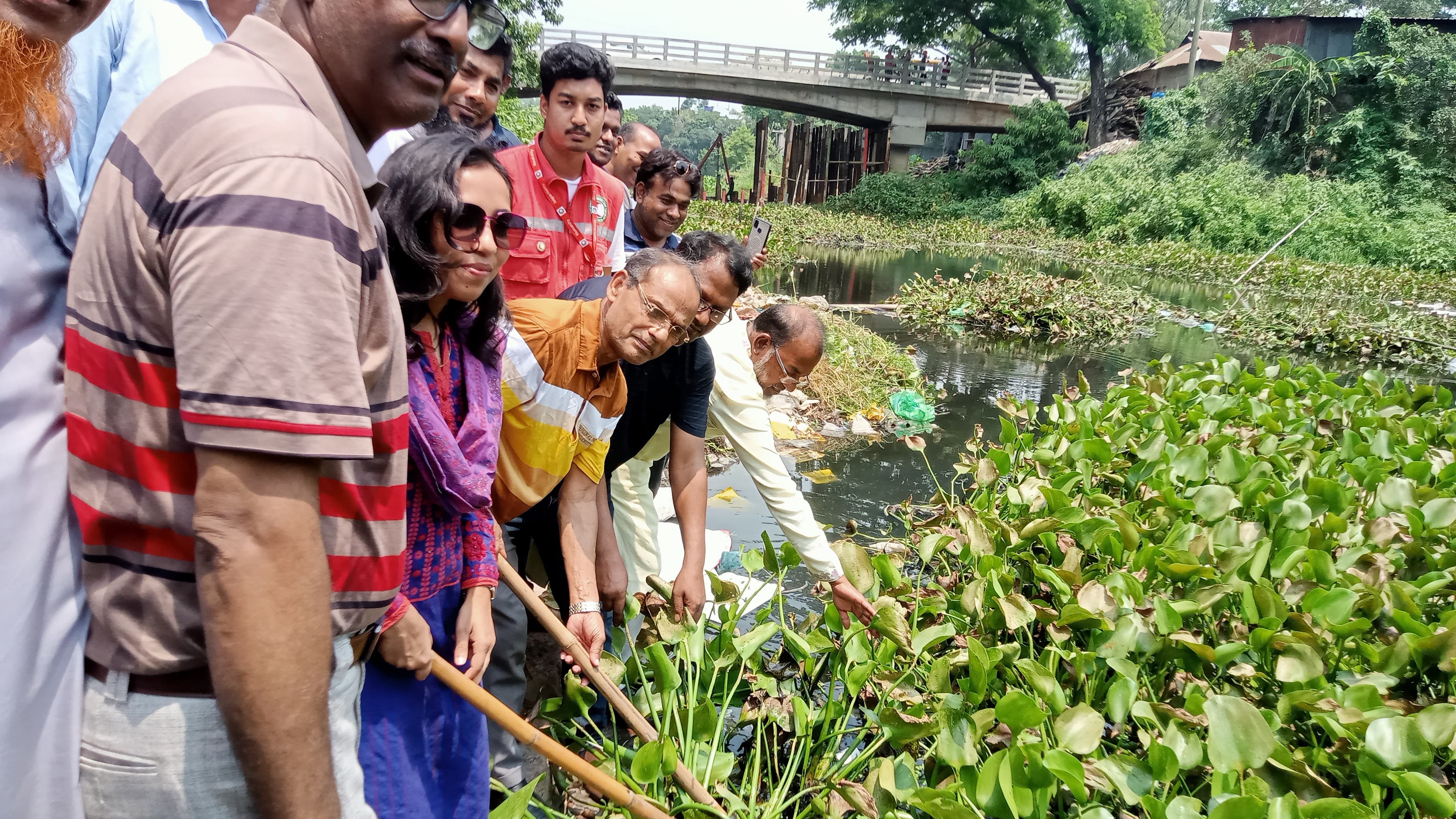লৌহজংয়ে এমপি সালাম আজাদের নেতৃত্বে মশক নিধন ও পরিচ্ছন্নতা অভিযান