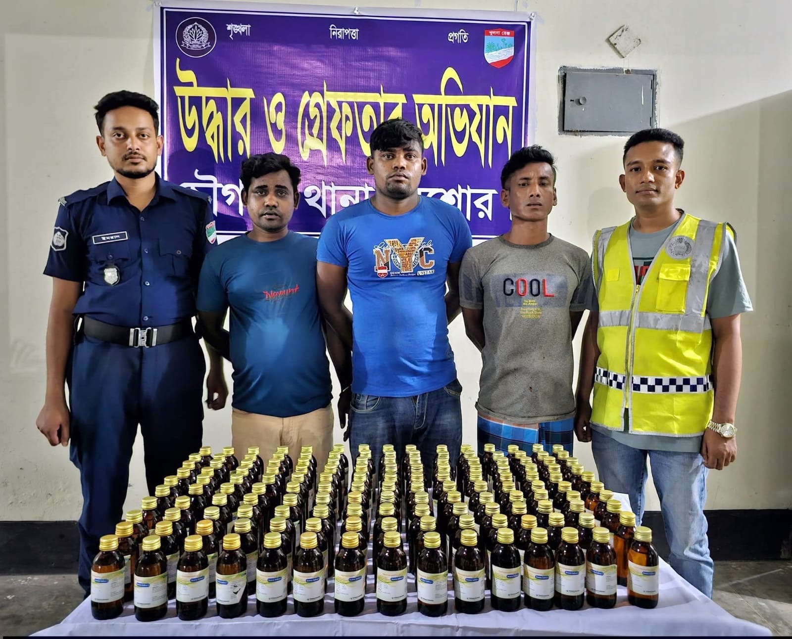 চৌগাছায় পুলিশের বিশেষ অভিযানে ১৫০ বোতল রেক্টিফাইড স্পিরিটসহ ৩ জন গ্রেফতার - প্রভাতী নিউজ  - অপরাধ