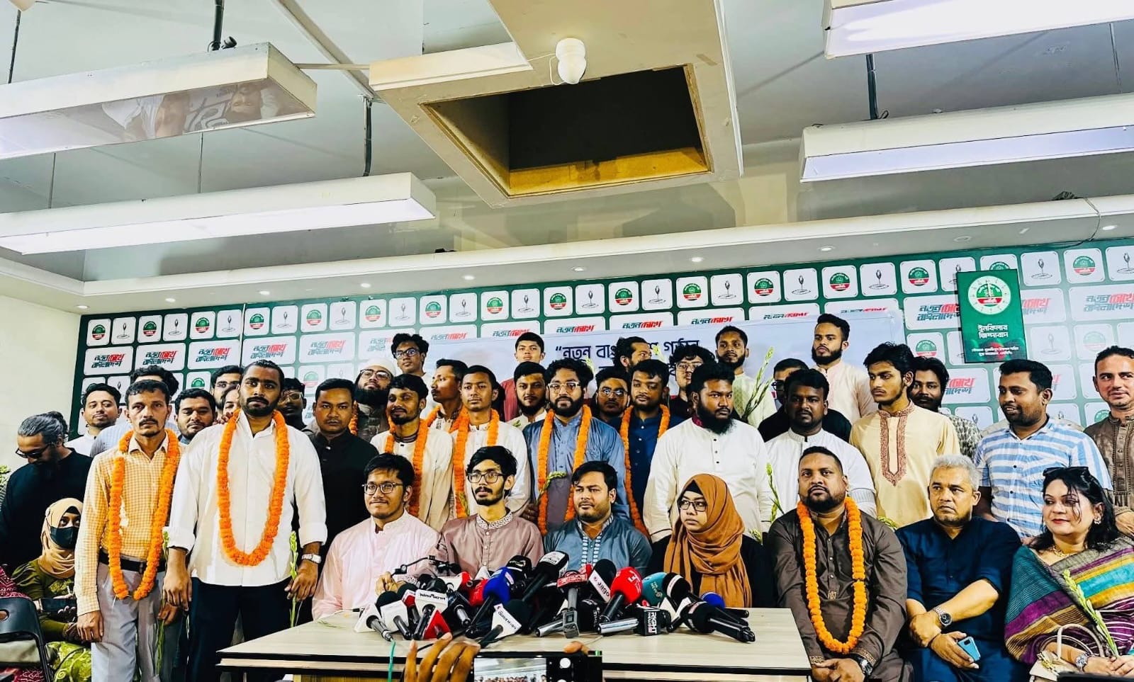 ঢাকায় এনসিপিতে তিন শতাধিক নেতার যোগদান, ফুল দিয়ে বরণ করলেন আদীব - প্রভাতী নিউজ 