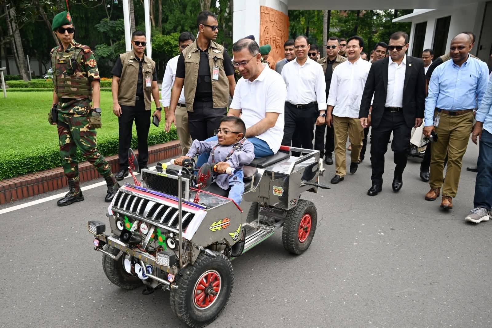 ক্ষুদে বিজ্ঞানী রিফাতের উদ্ভাবনী “এ টু আই স্মার্ট কার” পরিদর্শন করলেন প্রধানমন্ত্রী তারেক রহমান - প্রভাতী নিউজ 
