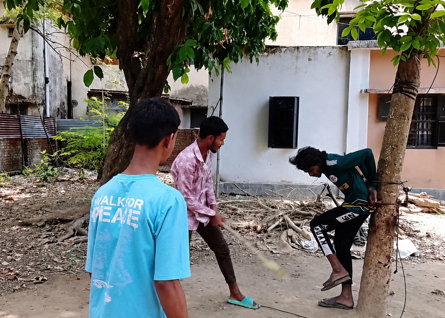 চুরির অপবাদে যুবককে গাছে বেঁধে নির্যাতন, ভিডিও ভাইরাল - প্রভাতী নিউজ  - অপরাধ