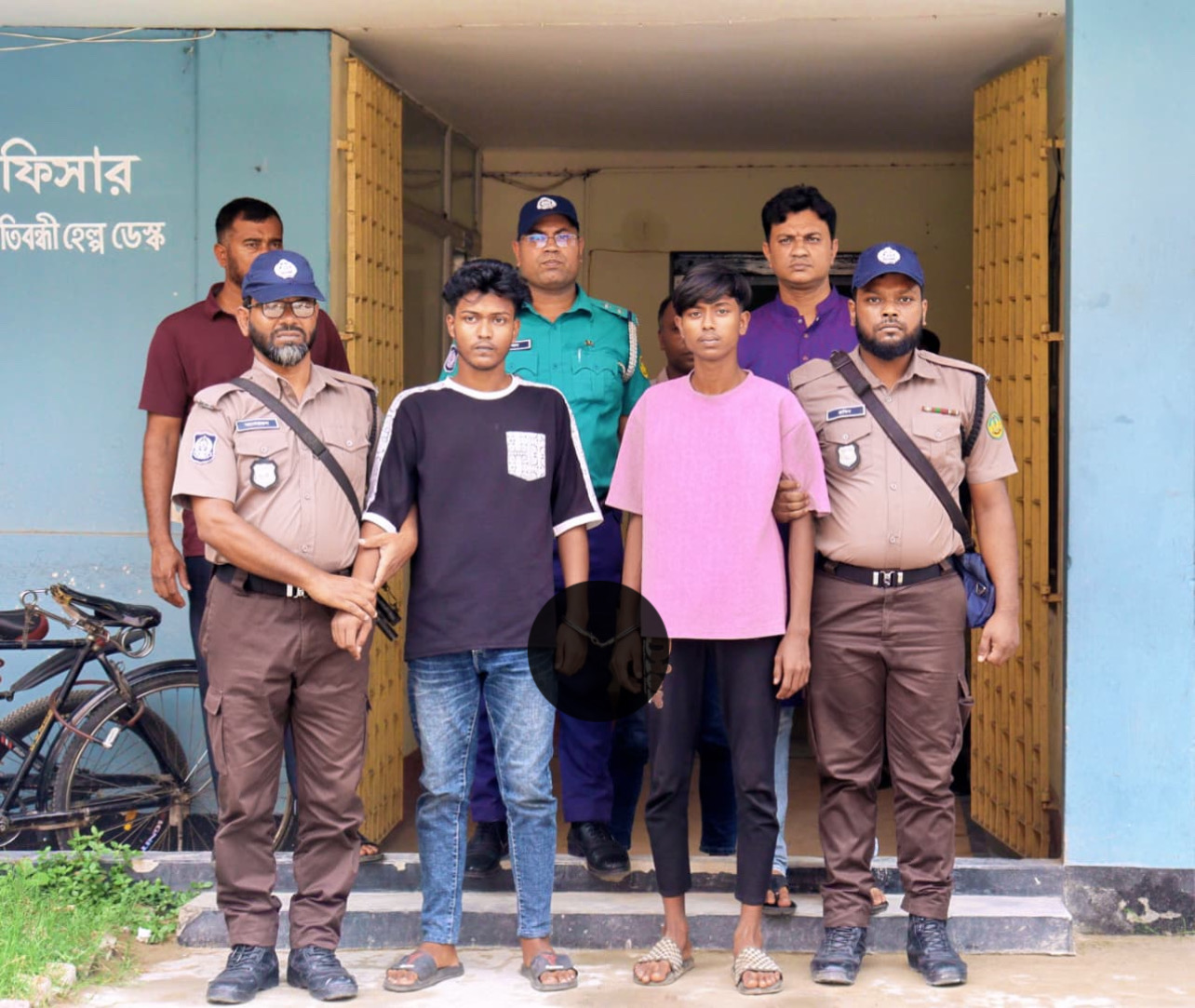 রাজশাহীতে পৃথক অভিযানে নারীসহ দুই মাদক কারবারি গ্রেপ্তার - প্রভাতী নিউজ  - অপরাধ