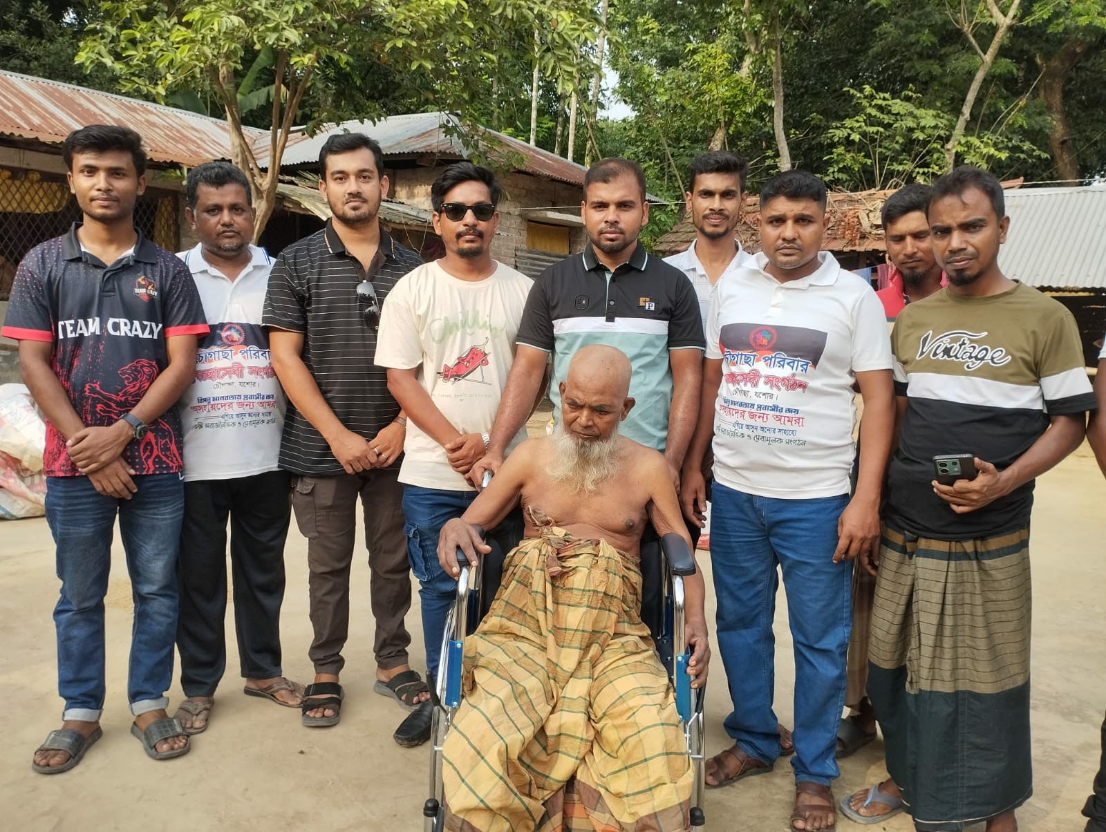 পঙ্গু রজব আলীর পাশে ‘চৌগাছা পরিবার’, প্রদান করা হলো হুইলচেয়ার