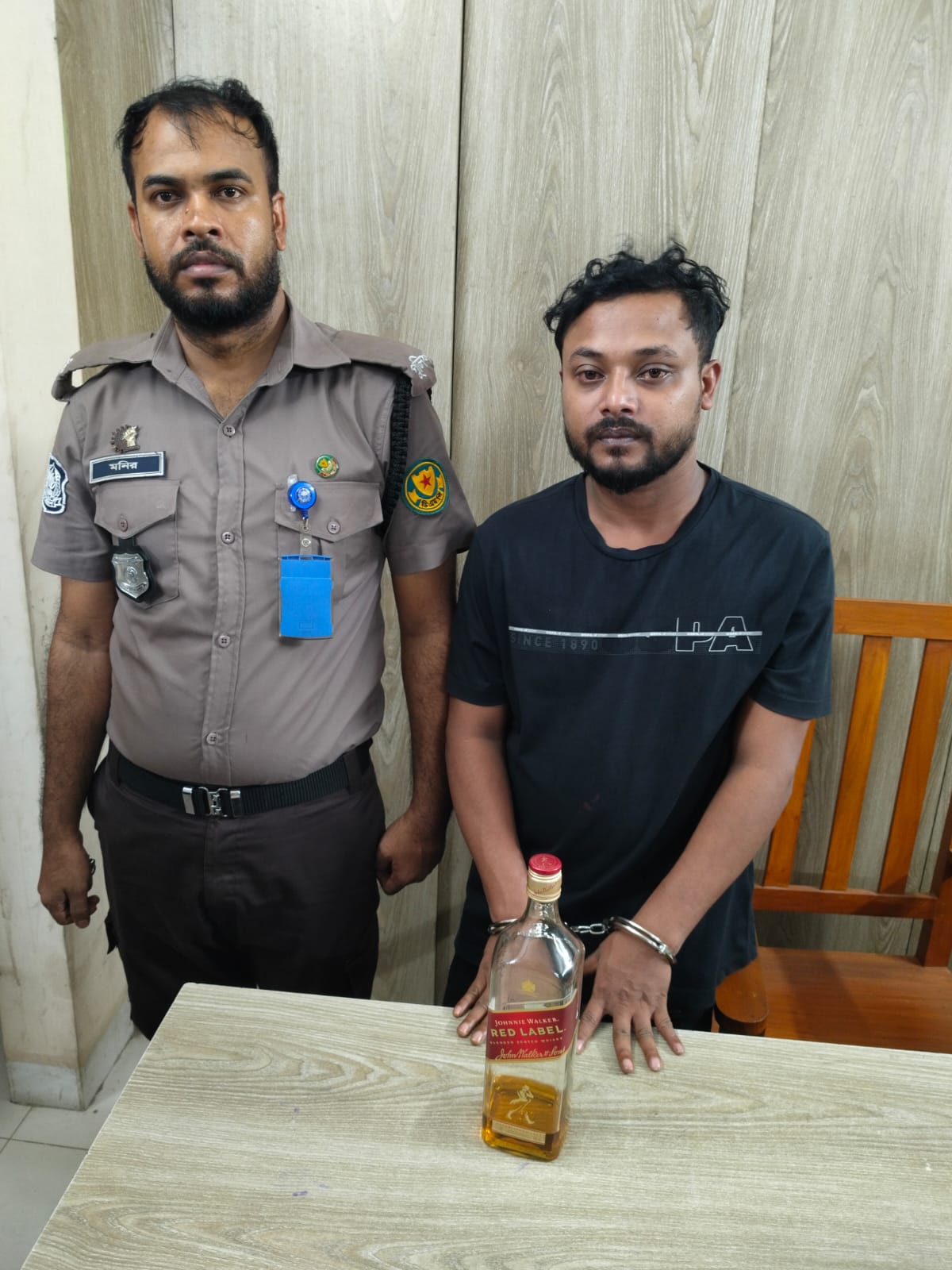 উত্তরায় হত্যাচেষ্টা মামলার আসামি ও পুলিশের তালিকাভুক্ত মাদক কারবারি মো. অনিককে গ্রেপ্তার