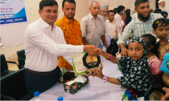 কেন্দুয়ায় বৃত্তিপ্রাপ্ত শিক্ষার্থীদের মাঝে ক্রেস্ট ও সনদপত্র বিতরণ
