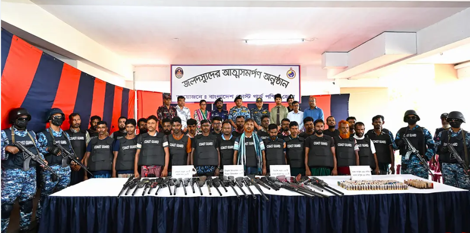 সুন্দরবনে কোস্টগার্ডের সাফল্য: অস্ত্রসহ ‘ছোট জাহাঙ্গীর’ বাহিনীর প্রধানসহ ২৭ ডাকাতের আত্মসমর্পণ