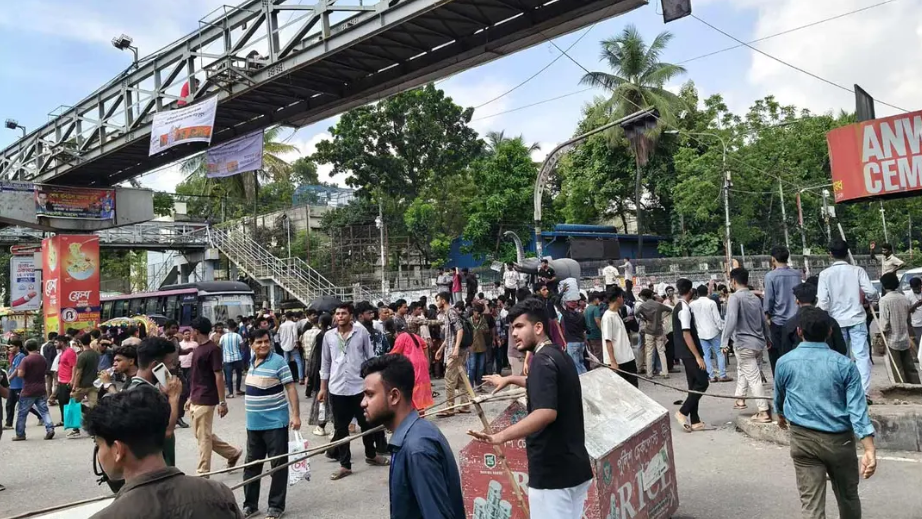 শিক্ষাবোর্ড ঘেরাও শেষে আবারও সায়েন্সল্যাব অবরোধে শিক্ষার্থীরা, সড়কে তীব্র যানজট