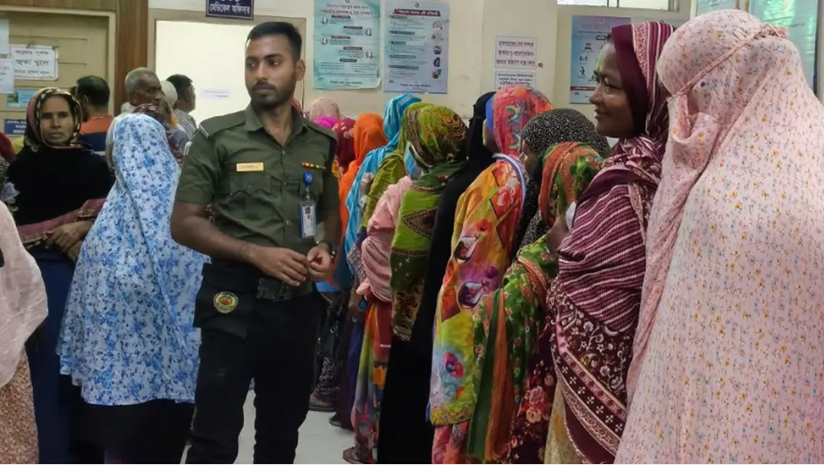 নাটোরে হাসপাতালের নিরাপত্তারক্ষী আনসার সদস্য নিজেই ভুগছেন নিরাপত্তাহীনতায়